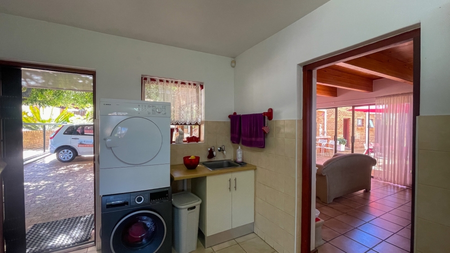 5 Bedroom Property for Sale in Glentana Western Cape